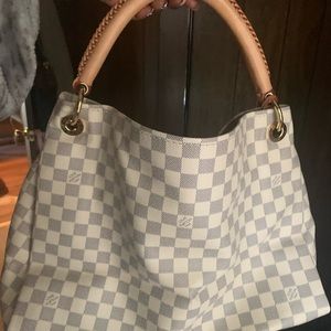 Louis Vuitton Artsy shoulder bag. Great condition